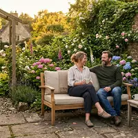 Fotorealistische Aufnahme von Gartensofa im Garten zum Thema IKEA ÄPPLARÖ Gartensofa 2-Sitzer, warmes Abendlicht - Foto: THN