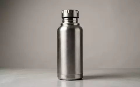 Fotorealistische Studioaufnahme von Edelstahl-Trinkflasche zum Thema Hydro Flask Wide Mouth, klare Lichtfuehrung - Foto: THN