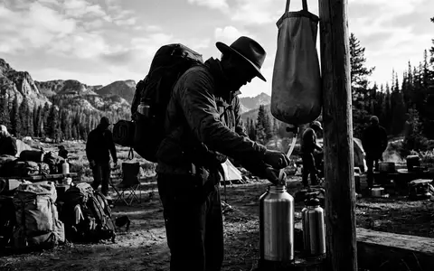 Schwarzweiss-Reportage mit Edelstahl-Trinkflasche zum Thema Hydro Flask Wide Mouth, hoher Kontrast, sachlich dargestellt - Foto: THN