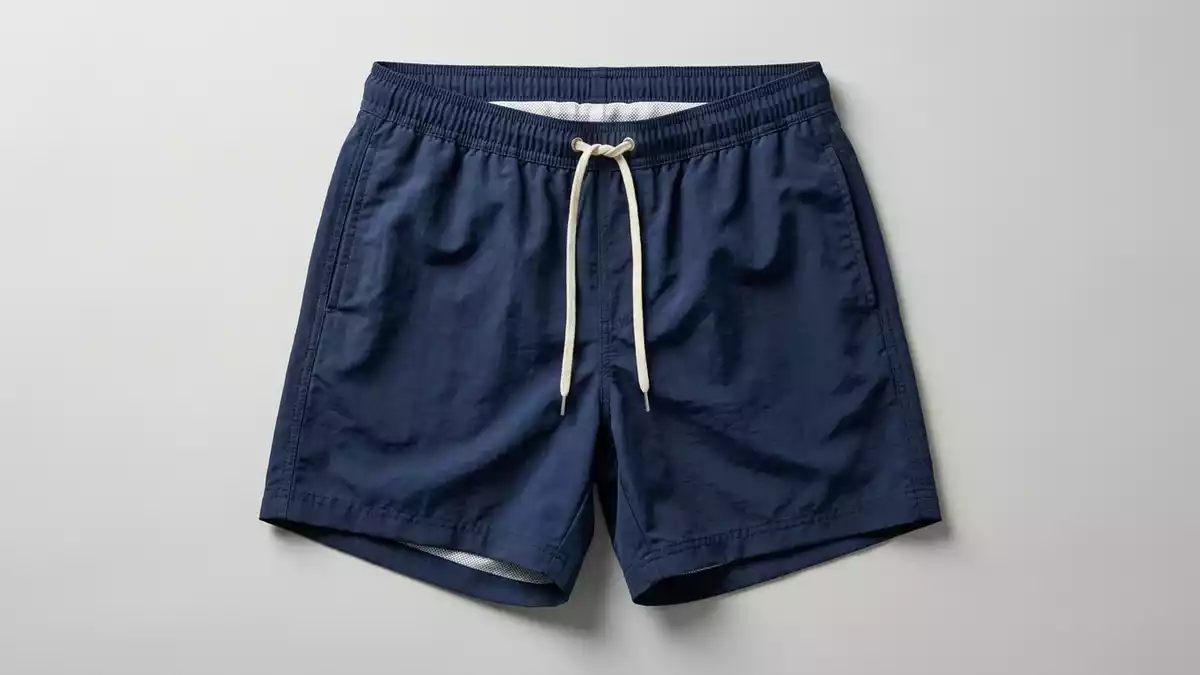 Fotorealistische Studioansicht von Badeshorts in neutraler Produktdarstellung, neutral