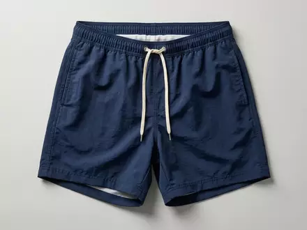 Fotorealistische Studioaufnahme von Badeshorts zum Thema Protest Herren Badeshorts Faster, klare Lichtfuehrung - Foto: THN