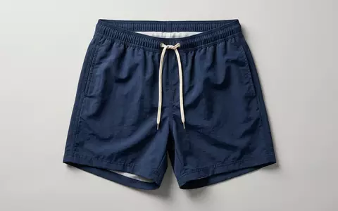 Fotorealistische Studioaufnahme von Badeshorts zum Thema Protest Herren Badeshorts Faster, klare Lichtfuehrung - Foto: THN