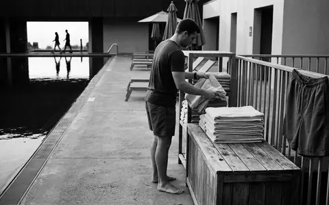 Schwarzweiss-Reportage mit Badeshorts zum Thema Protest Herren Badeshorts Faster, hoher Kontrast, sachlich dargestellt - Foto: THN