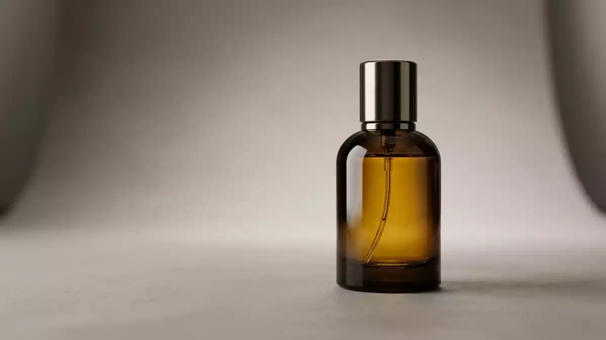 Fotorealistische Studioansicht von Eau de Parfum in neutraler Produktdarstellung
