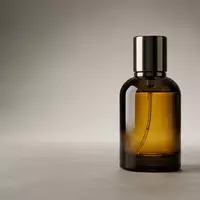 Fotorealistische Studioaufnahme von Eau de Parfum zum Thema Rabanne Invictus Victory EdP, klare Lichtfuehrung - Foto: THN