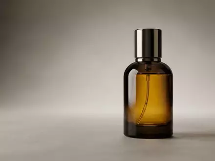 Fotorealistische Studioaufnahme von Eau de Parfum zum Thema Rabanne Invictus Victory EdP, klare Lichtfuehrung - Foto: THN