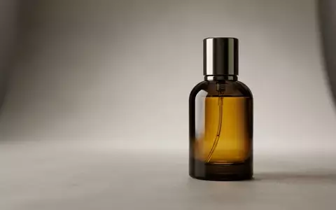 Fotorealistische Studioaufnahme von Eau de Parfum zum Thema Rabanne Invictus Victory EdP, klare Lichtfuehrung - Foto: THN