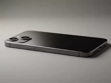 Fotorealistische Studioaufnahme von Smartphone zum Thema Google Pixel 9 256GB, klare Lichtfuehrung - Foto: THN