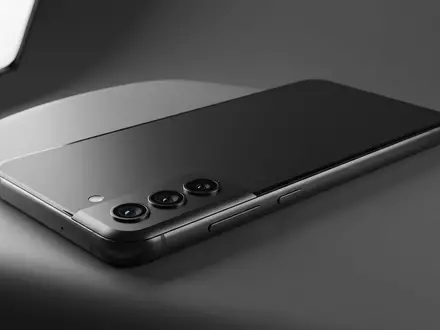 Fotorealistische Studioaufnahme von Smartphone zum Thema Google Pixel 9 Pro, klare Lichtfuehrung - Foto: THN