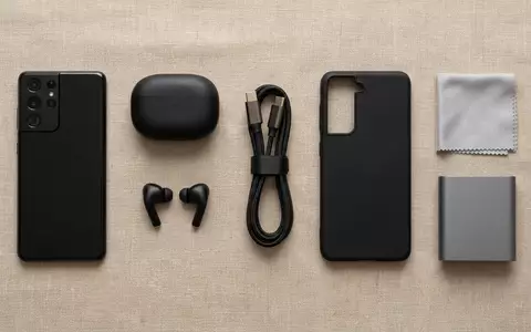 Flatlay-Arrangement rund um Smartphone zum Thema Google Pixel 9 Pro, weiches Oberlicht - Foto: THN