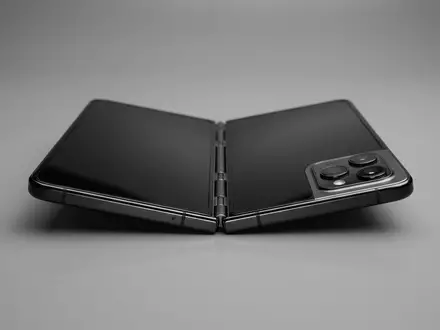 Fotorealistische Studioaufnahme von Falt-Smartphone zum Thema Google Pixel 9 Pro, klare Lichtfuehrung - Foto: THN