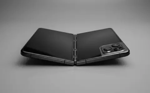 Fotorealistische Studioaufnahme von Falt-Smartphone zum Thema Google Pixel 9 Pro, klare Lichtfuehrung - Foto: THN