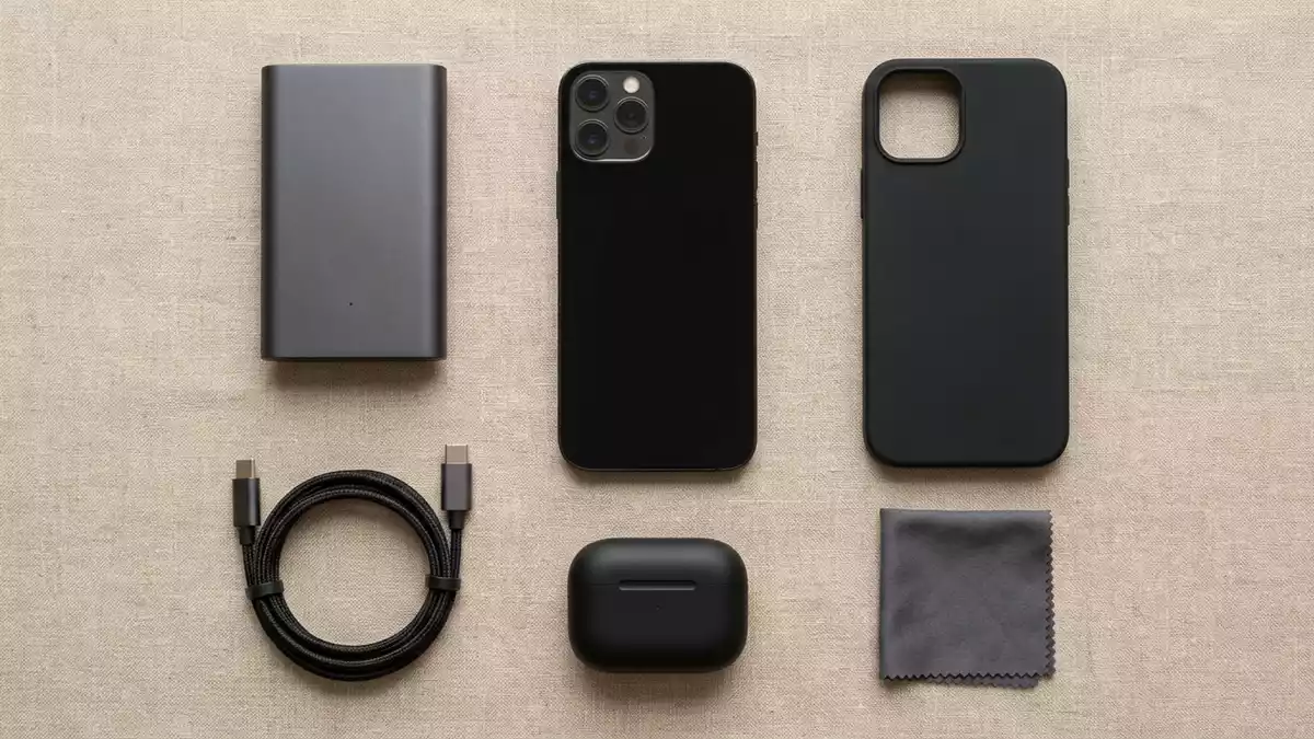 Flatlay-Arrangement rund um Smartphone mit passenden Requisiten von oben, neutral