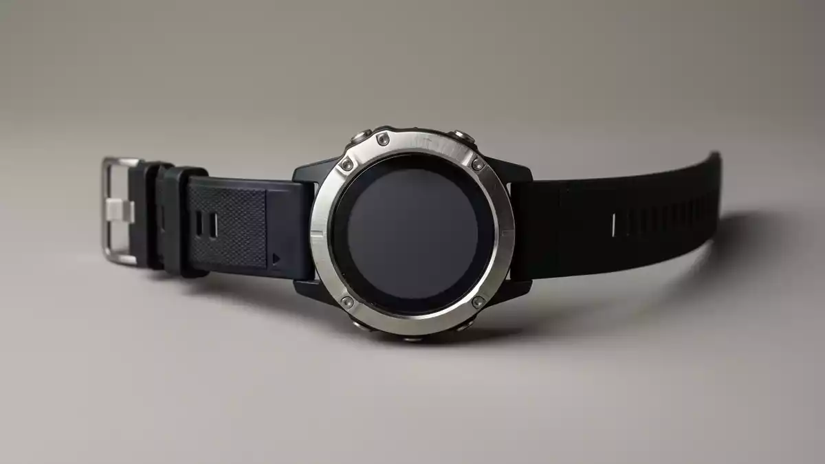 Fotorealistische Studioansicht von Outdoor-Uhr in neutraler Produktdarstellung