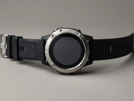 Fotorealistische Studioaufnahme von Outdoor-Uhr zum Thema Suunto Vertical GPS-Uhr, klare Lichtfuehrung, sachlich dargestellt - Foto: THN