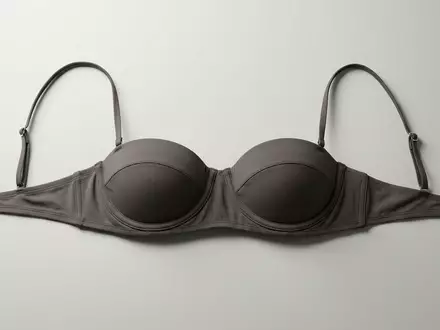 Fotorealistische Studioaufnahme von Bikinioberteil zum Thema Sunsets Damen Bikini-Top Underwire, klare Lichtfuehrung - Foto: THN
