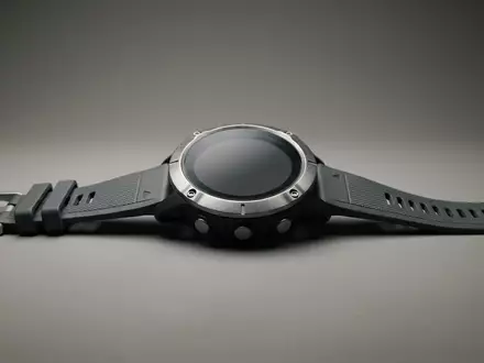 Fotorealistische Studioaufnahme von Outdoor-Uhr zum Thema Suunto 9 Peak Pro, klare Lichtfuehrung - Foto: THN
