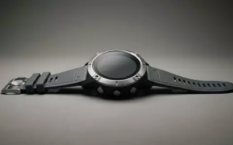 Fotorealistische Studioaufnahme von Outdoor-Uhr zum Thema Suunto 9 Peak Pro, klare Lichtfuehrung - Foto: THN