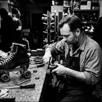 Schwarzweiss-Reportage mit Rollschuhe zum Thema Sure-Grip Boardwalk Outdoor Rollschuhe, hoher Kontrast, sachlich dargestellt - Foto: THN
