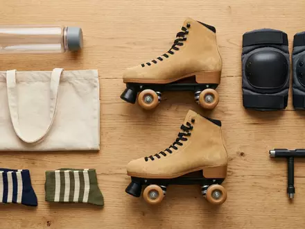 Flatlay-Arrangement rund um Rollschuhe zum Thema Sure-Grip Boardwalk Outdoor Rollschuhe, weiches Oberlicht - Foto: THN