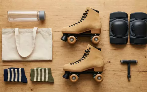 Flatlay-Arrangement rund um Rollschuhe zum Thema Sure-Grip Boardwalk Outdoor Rollschuhe, weiches Oberlicht - Foto: THN