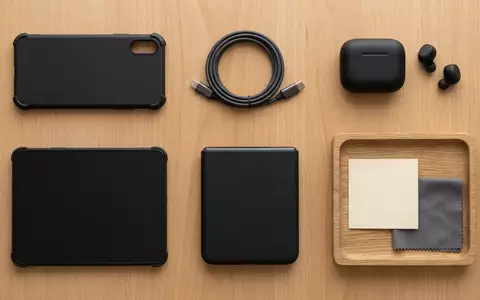 Flatlay-Arrangement rund um Smartphonehuelle zum Thema OtterBox Commuter Hülle Samsung, weiches Oberlicht - Foto: THN