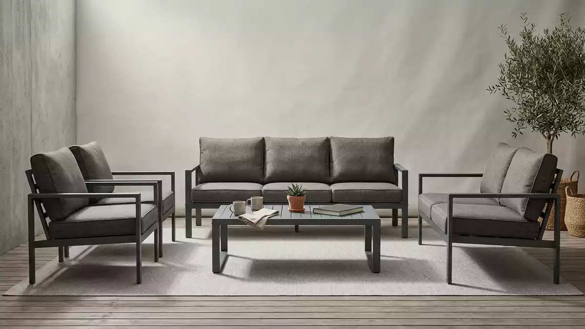 Fotorealistische Studioansicht von Gartenlounge in neutraler Produktdarstellung