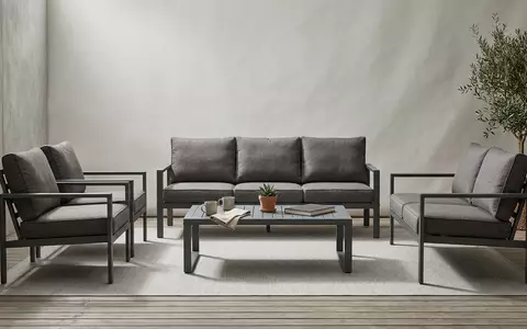 Fotorealistische Studioaufnahme von Gartenlounge zum Thema OUTLIV Premium Gartenmöbel Lounge, klare Lichtfuehrung - Foto: THN