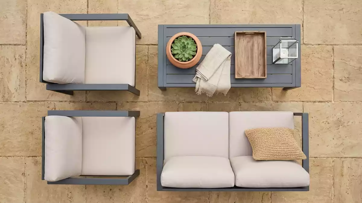 Flatlay-Arrangement rund um Gartenlounge mit passenden Requisiten von oben, neutral