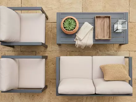 Flatlay-Arrangement rund um Gartenlounge zum Thema Outsunny Gartenmöbel Set 4-tlg, weiches Oberlicht - Foto: THN