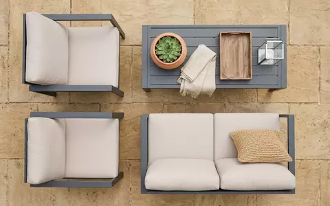 Flatlay-Arrangement rund um Gartenlounge zum Thema Outsunny Gartenmöbel Set 4-tlg, weiches Oberlicht - Foto: THN
