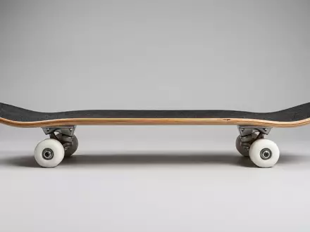Fotorealistische Studioaufnahme von Skateboard zum Thema Amrgot 31 Zoll Skateboard, klare Lichtfuehrung - Foto: THN