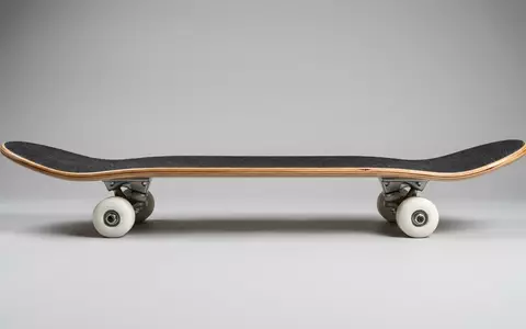 Fotorealistische Studioaufnahme von Skateboard zum Thema Amrgot 31 Zoll Skateboard, klare Lichtfuehrung - Foto: THN