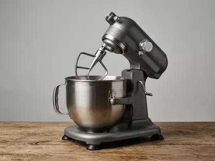 Fotorealistische Studioaufnahme von Kuechenmaschine zum Thema Ankarsrum AKM 6230 Original, klare Lichtfuehrung - Foto: THN