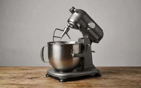 Fotorealistische Studioaufnahme von Kuechenmaschine zum Thema Ankarsrum AKM 6230 Original, klare Lichtfuehrung - Foto: THN
