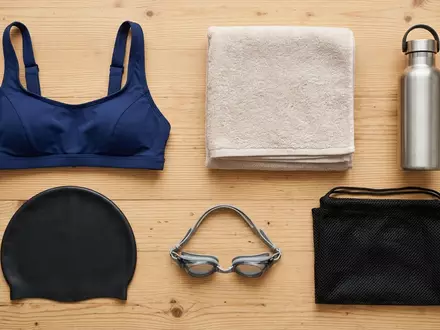 Flatlay-Arrangement rund um Bikini-Top zum Thema Anita Damen Bikini-Oberteil Care, weiches Oberlicht - Foto: THN