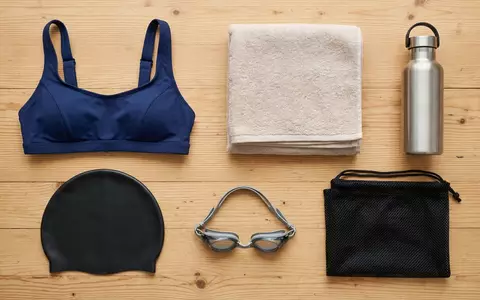 Flatlay-Arrangement rund um Bikini-Top zum Thema Anita Damen Bikini-Oberteil Care, weiches Oberlicht - Foto: THN
