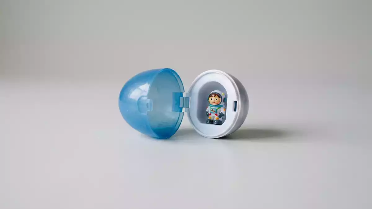 Fotorealistische Studioansicht von Spielzeugei in neutraler Produktdarstellung