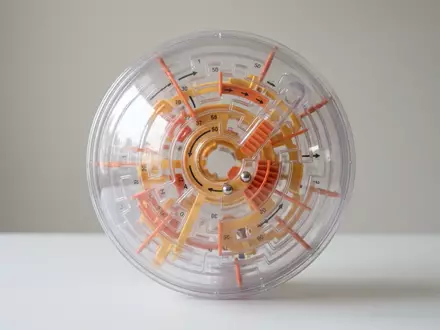 Fotorealistische Studioaufnahme von 3D Labyrinthkugel zum Thema Spin Master Perplexus Epic, klare Lichtfuehrung - Foto: THN