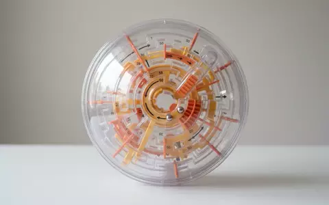 Fotorealistische Studioaufnahme von 3D Labyrinthkugel zum Thema Spin Master Perplexus Epic, klare Lichtfuehrung - Foto: THN