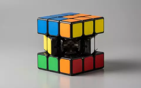 Fotorealistische Studioaufnahme von Drehpuzzle zum Thema Spin Master Rubik's Cube, klare Lichtfuehrung - Foto: THN