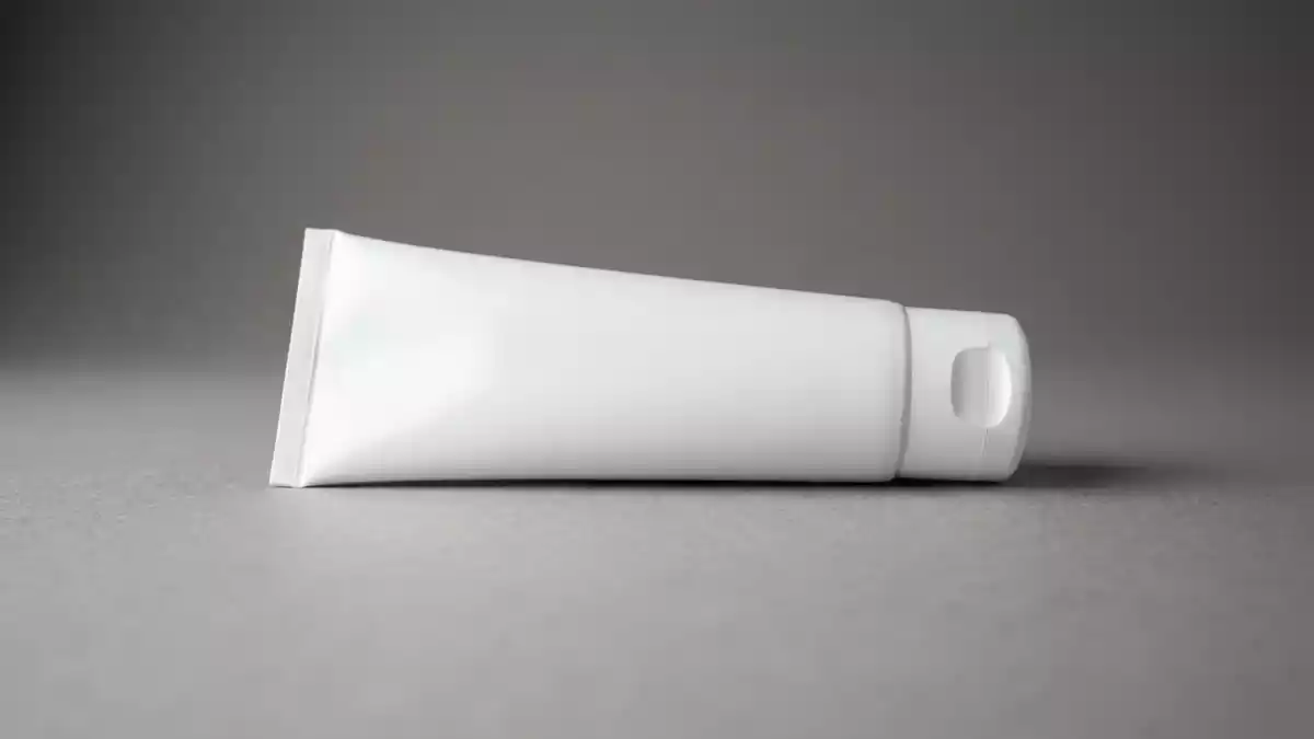 Fotorealistische Studioansicht von Zahnpasta in neutraler Produktdarstellung, neutral