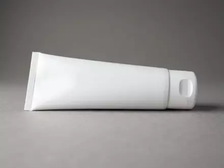 Fotorealistische Studioaufnahme von Zahnpasta zum Thema Blend-a-med 3D White Brilliance, klare Lichtfuehrung - Foto: THN