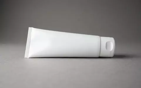 Fotorealistische Studioaufnahme von Zahnpasta zum Thema Blend-a-med 3D White Brilliance, klare Lichtfuehrung - Foto: THN