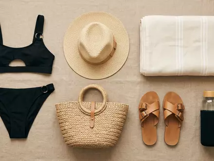 Flatlay-Arrangement rund um Bikini Set zum Thema Blooming Jelly Damen Bikini-Set, weiches Oberlicht - Foto: THN