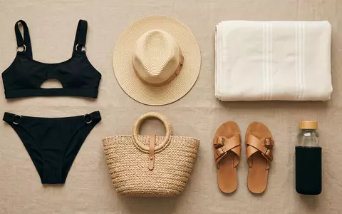 Flatlay-Arrangement rund um Bikini Set zum Thema Blooming Jelly Damen Bikini-Set, weiches Oberlicht - Foto: THN