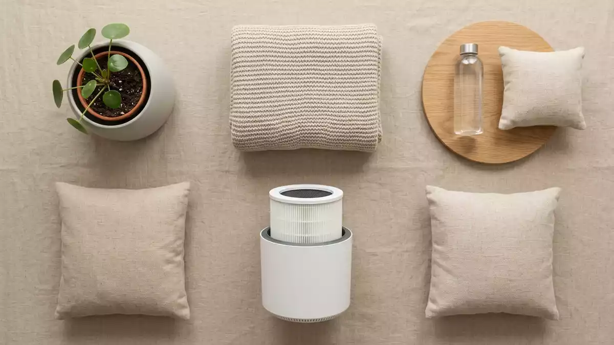 Flatlay-Arrangement rund um Luftreiniger mit passenden Requisiten von oben, neutral