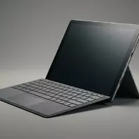 Fotorealistische Studioaufnahme von Tablet zum Thema Microsoft Surface Pro 11, klare Lichtfuehrung - Foto: THN