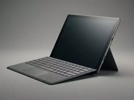 Fotorealistische Studioaufnahme von Tablet zum Thema Microsoft Surface Pro 11, klare Lichtfuehrung - Foto: THN