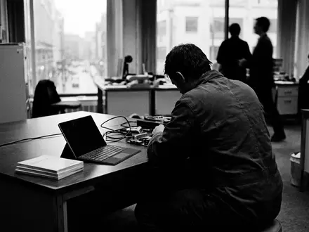 Schwarzweiss-Reportage mit Tablet zum Thema Microsoft Surface Pro 11, hoher Kontrast, sachlich dargestellt - Foto: THN